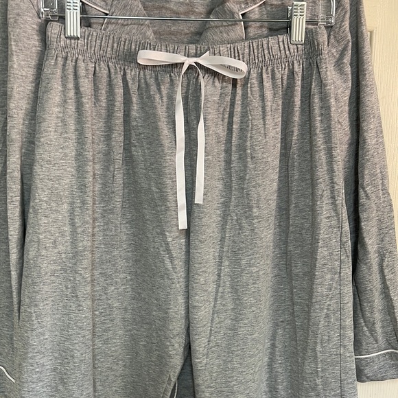 Matt Viggo size medium 2 piece pajama set. Gray with white trim Great condition - Picture 2 of 8